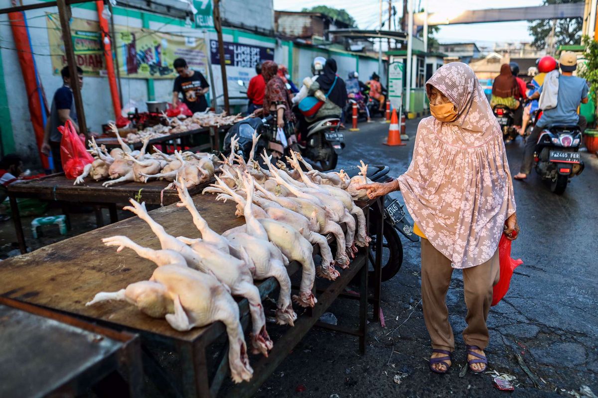 Warga berbelanja kebutuhan lebaran di Pasar Kramat Jati, Jakarta Timur, Jumat (22/5/2020). Menjelang Hari Raya Idul Fitri 1441 H, pasar tradisional ramai dikunjungi warga meskipun dalam masa pandemi COVID-19, tanpa memperhatikan protokol kesehatan seperti memakai masker dan menjaga jarak.