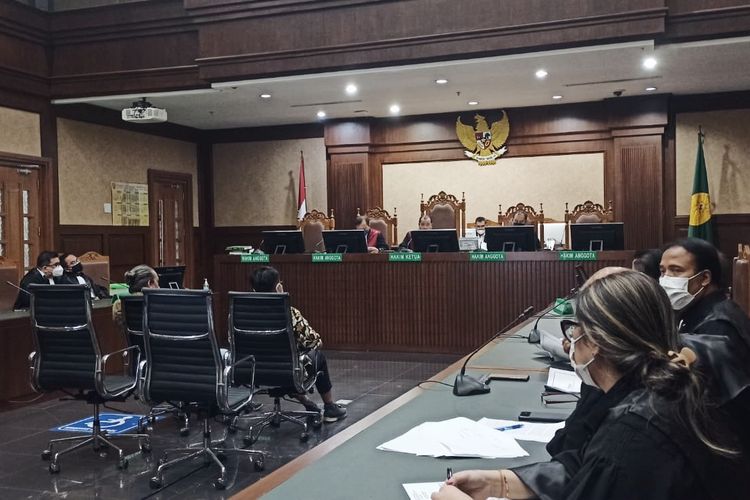 Dua konsultan PT GMP Ryan Ahmad Ronas dan Aulia Imran Maghribi mengikuti sidang pembacaan dakwaan di Pengadilan Tindak Pidana Korupsi (Tipikor) Jakarta, Selasa (24/5/2022). Keduanya didakwa memberi suap senilai Rp 15 miliar untuk tim pemeriksa pajak Ditjen Pajak Kemenkeu. 