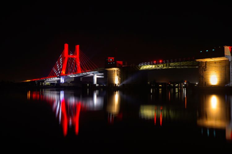 Jembatan Emas di Pangkalpinang, Bangka Belitung pada malam hari.