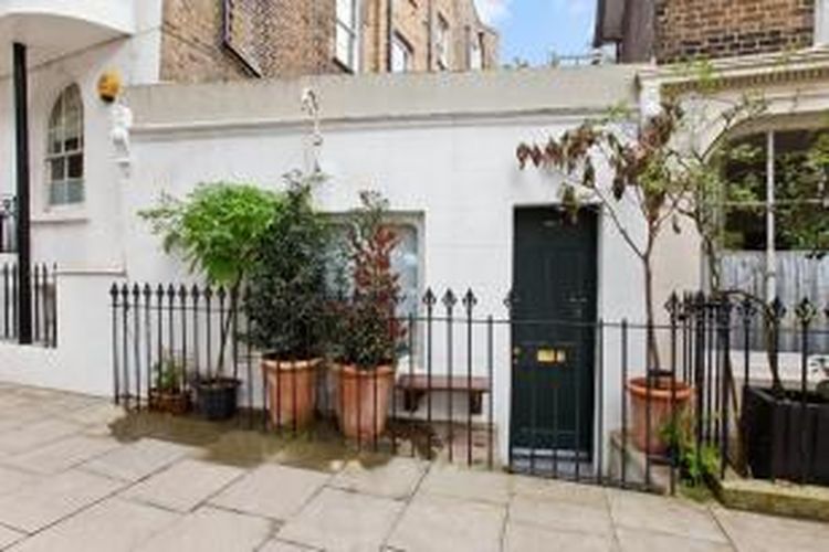 Rumah mungil di kawasan bergengsi Islington, London Utara, ini ditawarkan seharga 450 ribu dollar AS atau Rp 5,9 miliar.