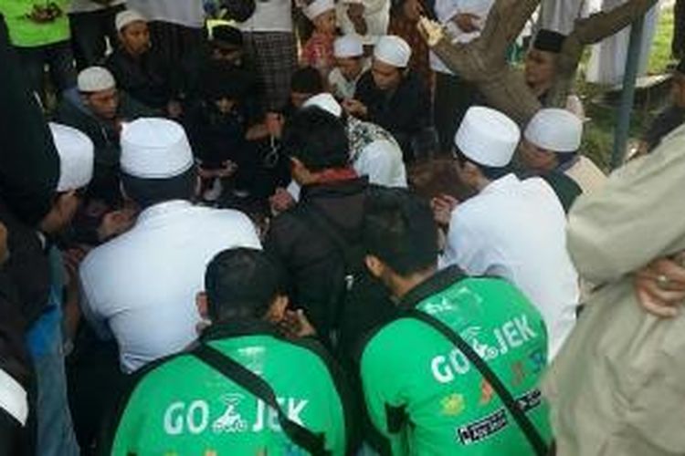 Sopir Gojek turut hadir dalam pemakaman Salim Alatas alias Habib Selon di TPU karet Bivak, Jakart Pusat pada Senin (28/12/2015)