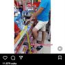 Viral Video Pria Menginjak Rak Makanan, Alfamart: Utamakan Tata Krama saat Berbelanja