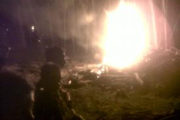 Tiga gudang pengeringan tembakau ludes setelah dilalap si jago merah, di Dusun Gambiran Desa Curahkalong Kecamatan Bangsalsari, Jember, Jawa Timur, Selasa (1/10/13) 