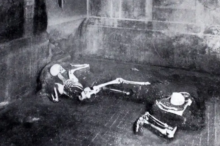 Dua orang korban letusan gunung Vesuvius yang ditemukan di Casa del Fabbro di Pompeii

