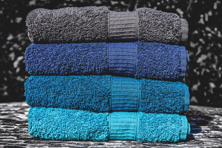 Ilustrasi handuk mandi dengan nuansa warna biru.