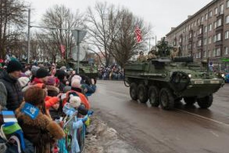 Sebuah kendaraan lapis baja milik Angkatan Darat AS melintas di hadapan warga kota Narva, Estonia dalam parade militer memperingati hari kemerdekaan negeri itu. Namun, lokasi kota Narva yang tak jauh dari perbatasan dengan Rusia membuat parade ini diartikan sebagai unjuk kekuatan NATO terhadap Rusia.