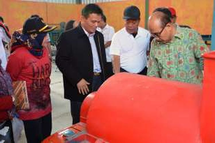 Rombongan Kementerian LHK saat berkunjung ke TPA Tambakrigadung, Lamongan, Jumat (13/5/2016).