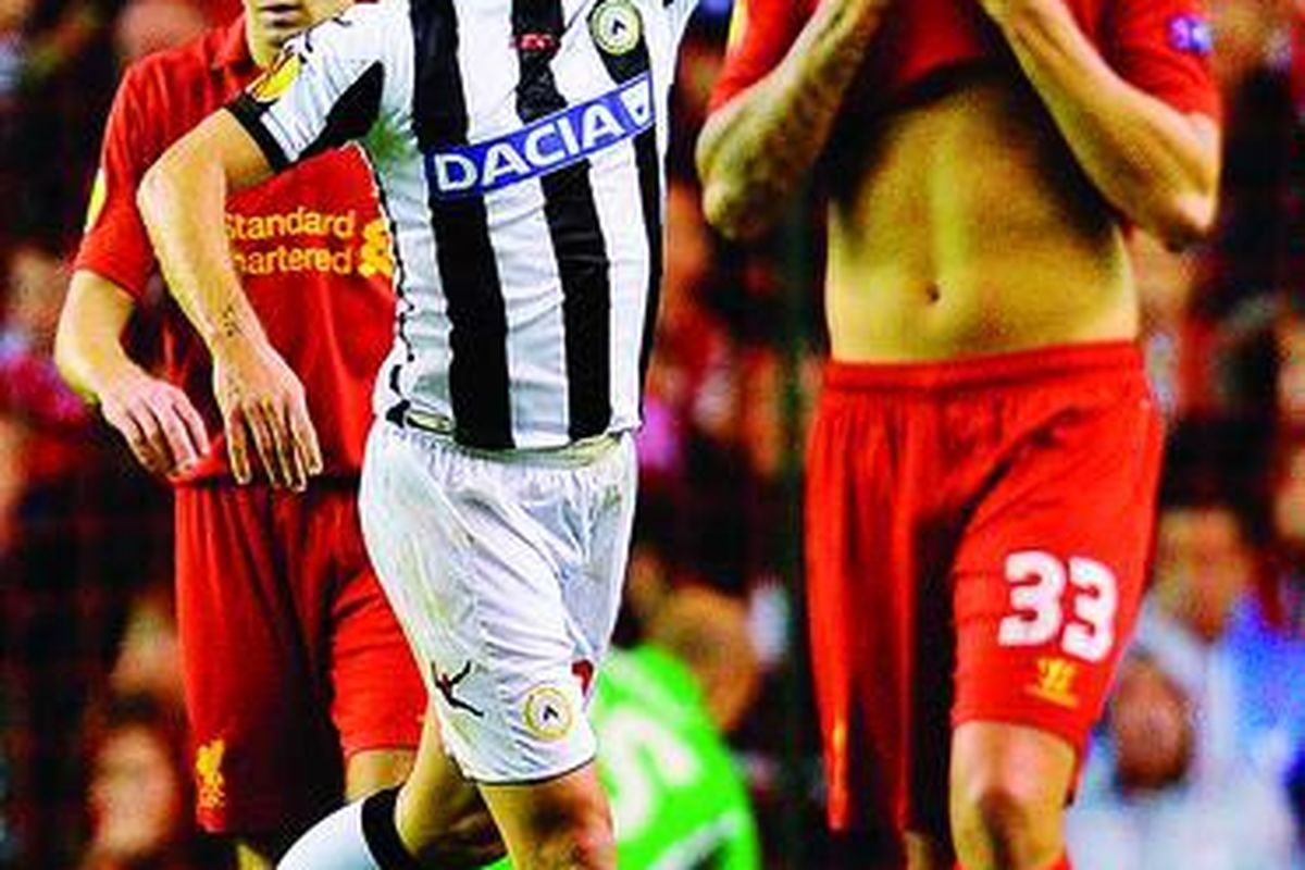Giovanni Pasquale, pemain bertahan Udinese, merayakan keunggulan timnya, 3-2, setelah menciptakan gol ketiga pada laga Liga Europa melawan Liverpool di Anfield, Kamis (4/10).