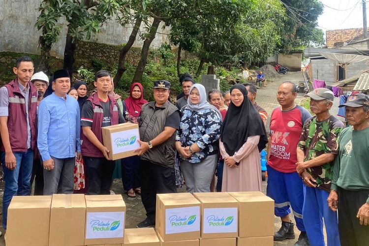 Pelindo menyalurkan 500 paket sembako bagi warga yang terdampak banjir di sekitar kawasan Pelabuhan Ciwandan.