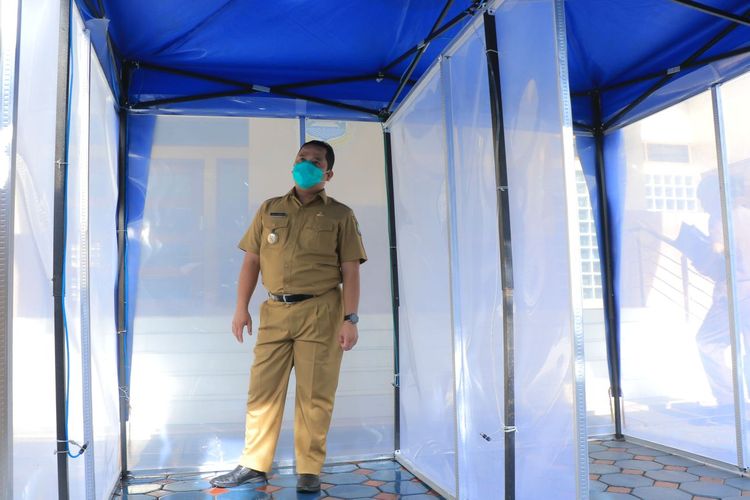 Wali Kota Tangerang Arief Wismansyah saat mencoba bilik disinfektan di Pusat Pemerintah Kota Tangerang, Senin (23/3/2020)