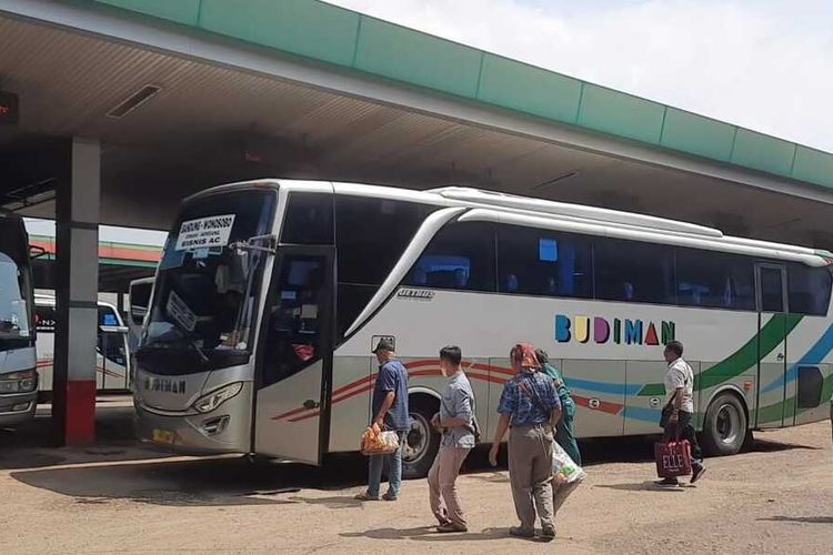 Para penumpang menaiki sebuah armada bus untuk pergi ke luar daerah tujuan dari Kota Tasikmalaya menjelang dimulainya pertama puasa, Senin (12/4/2021).