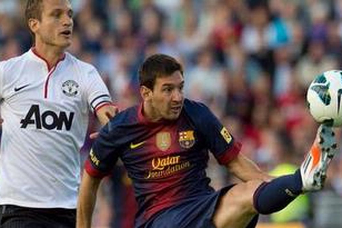 Bek Manchester United, Nemanja Vidic (kiri), coba menahan laju bomber Barcelona, Lionel Messi, dalam laga uji coba di Stadion Ullevi, Gothenburg, Rabu (8/8/2012). 