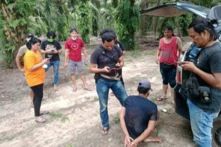 Terduga pelaku pembunuhan istri di Toboali Bangka Selatan ditangkap tim Polres Bangka di kebun sawit, Kamis (21/10/2021).