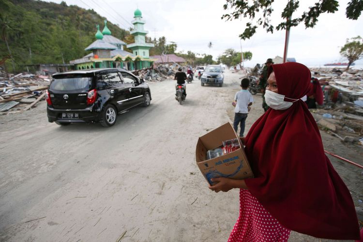 Warga meminta bantuan Desa Loli Saluran, Kecamatan Banawa, Kabupaten Donggala, Sulawesi Tengah, yang mengalami kerusakan pasca gempa dan Tsunami, Rabu (3/10/2018). Gempa yang terjadi di Palu dan Donggala mengakibatkan 925 orang meninggal dunia dan 65.733 bangunan rusak.