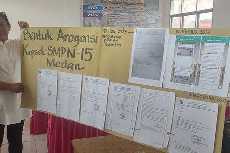 Sejumlah guru berstatus ASN pada Sabtu (16/9/2023), saat menunjukkan bukti intimidasi dan pungli yang dilakukan Kepala SMPN 15 Medan. 

