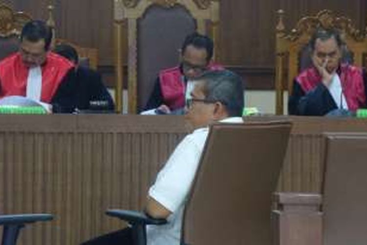 Kepala Bidang Pelaksana Jalan pada Dinas Prasarana Jalan, Tata Ruang dan Pemukiman Provinsi Sumatera Barat, Indra Jaya, menjadi saksi di Pengadilan Tipikor Jakarta, Senin (10/10/2016).