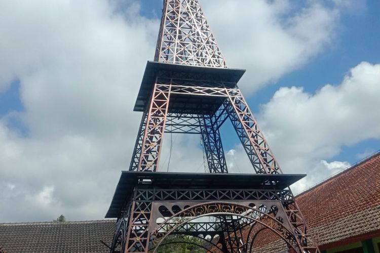 Miniatur Menara Eiffel di SMP Negeri 1 Getasan menjadi daya tarik untuk masyarakat.