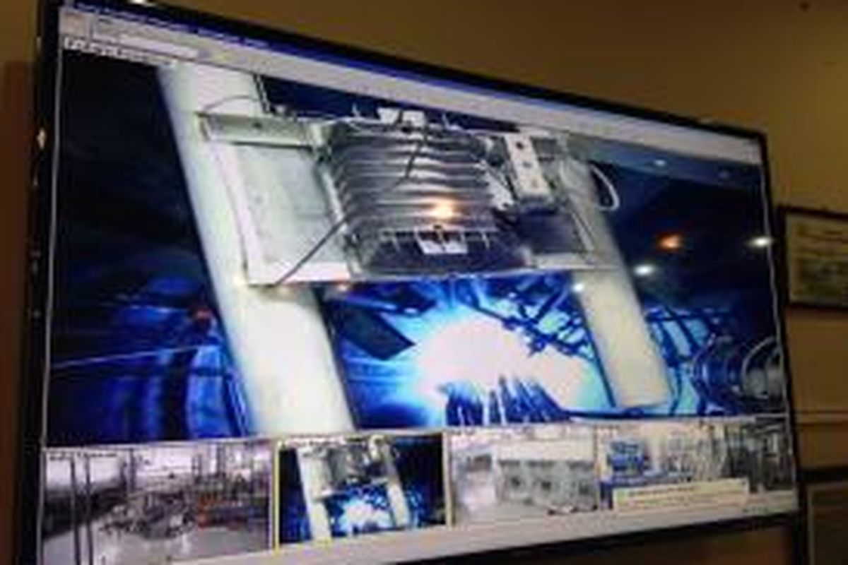 Tampak kamera pengawas yang memantau kondisi di dalam ruang reaktor nuklir di gedung Badan Teknologi Nuklir Nasional (Batan) di kompleks Pusat Pengembangan Ilmu Pengetahuan dan Teknologi (Puspitek), Serpong, Tangerang, Senin (29/6/2015). 