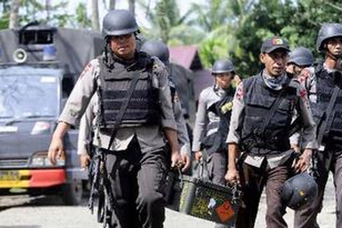 Pasukan Brimob kembali usai melakukan pengepungan kelompok teroris di Desa Lamkabeue, Kecamatan Seulimum, Aceh Besar, Sabtu, (6/3/2010). Dalam sepekan terakhir, operasi pengepungan dan kontak tembak telah mengakibatkan empat anggota polisi gugur, dua anggota jaringan teroris tewas dan 14 lainnya berhasil ditangkap hidup-hidup. 