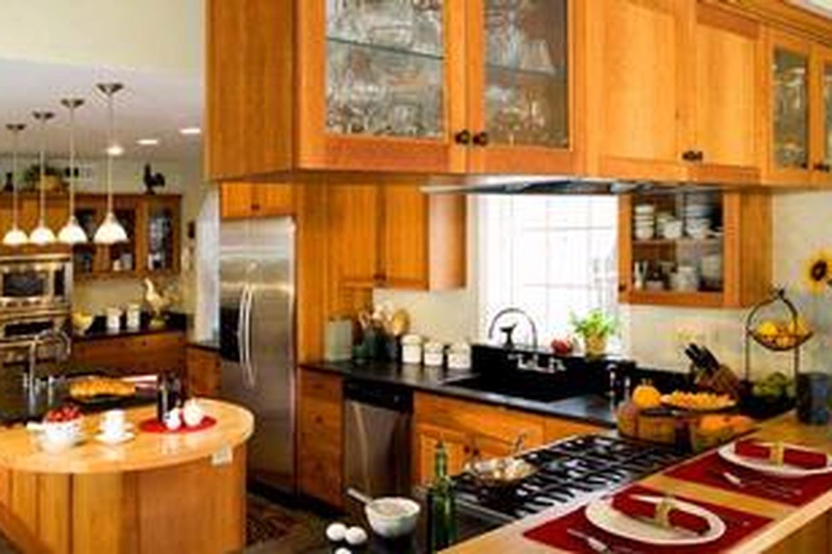 Sementara itu, pencahayaan sangat diperlukan untuk bekerja di dapur pada malam hari. Saat siang hari, pencahayaan matahari selain diperlukan untuk penerangan, juga mampu membunuh kuman penyakit.