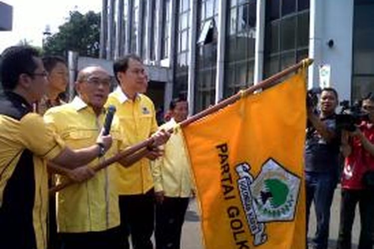 Ical Lepas Pemudik

Jakarta, KOMPAS.com- Ketua Umum Abu Rizal Bakrie, melepas rombongan mudik di Kantor DPP Partai Golkar, Sabtu (3/08/2013). Acara mudik gratis ini dilakukan rutin setiap tahun sekali.