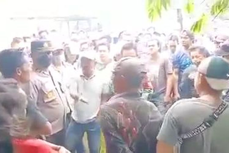 Para penambang timah saat mendatangi rumah aktivis lingkungan di Manggar, Belitung Timur.