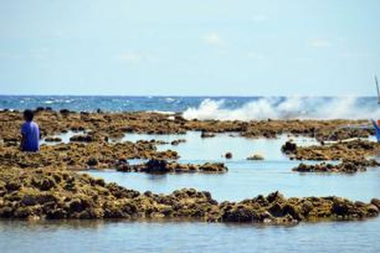 Asap yang keluar dari karang di pulau Napombaru. 