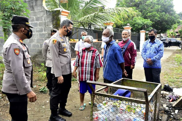 Poniman dan Sunarti menemui Kapolres Blitar AKBP Leonard M Sinambela yang berkunjung ke rumahnya di Desa Tlogo, Kecamatan Kanigoro, Kabupaten Blitar, Kamis (17/6/2021)