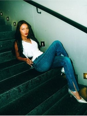 Erika Carlina kerap menampilkan beragam style menarik, mulai dari sporty sampai feminin. Contek gayanya untuk meningkatkan penampilanmu.