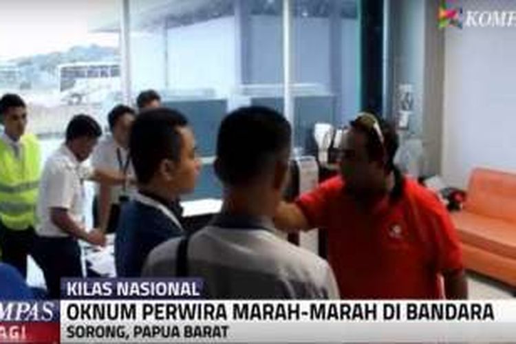 Seorang perwira berpangkat mayor dari Batalyon Marinir Sorong marah di Bandara Domine Eduard Osok (DEO) Sorong, Papua Barat karena pistolnya ditelantarkan petugas bandara, Selasa (16/2/2016).