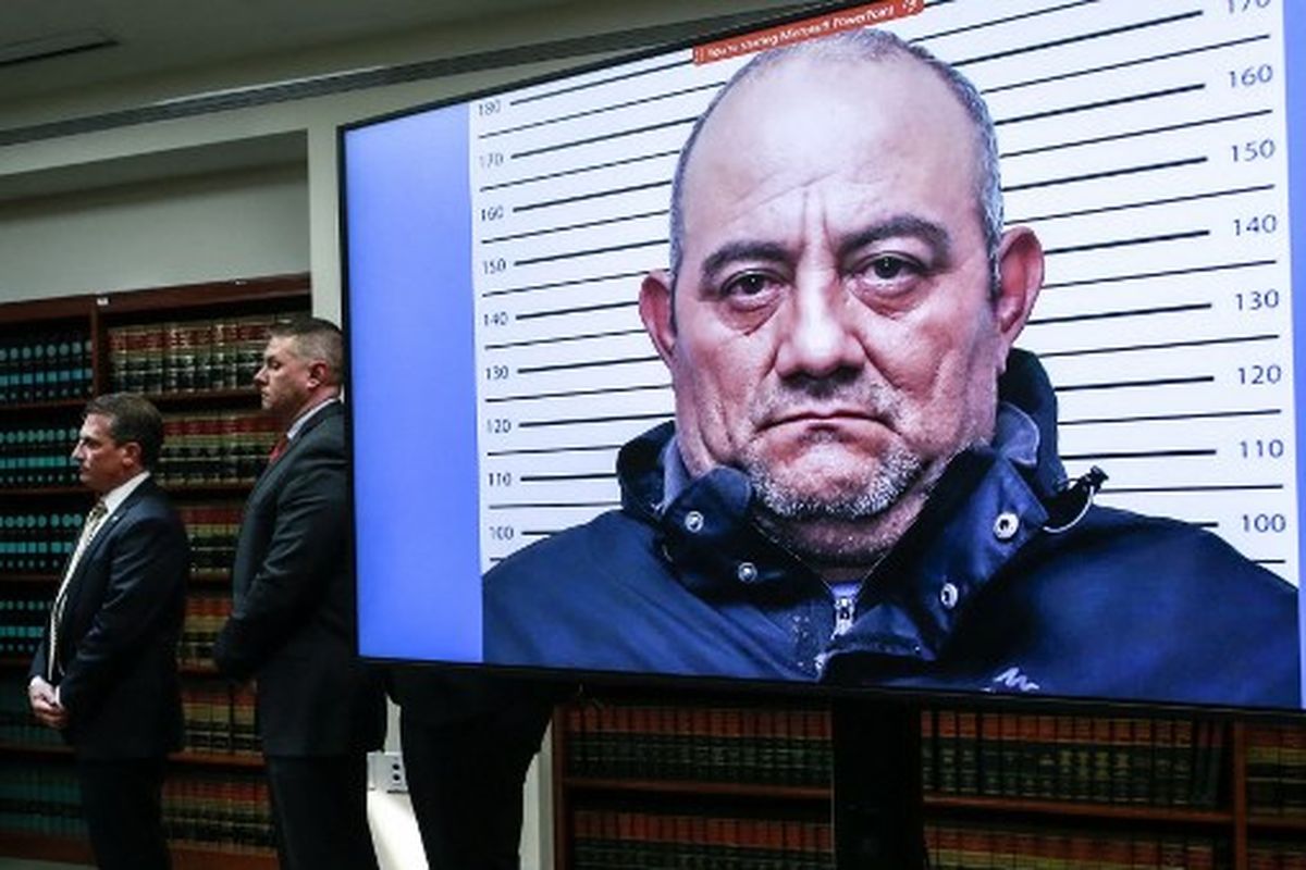 Gambar pemimpin kartel narkoba Kolombia Dairo Antonio Usuga, alias Otoniel, ditampilkan di layar saat Jaksa Distrik Timur New York Breon Peace (di luar bingkai) berbicara selama konferensi pers tentang ekstradisinya di New York City pada 5 Mei 2022. 