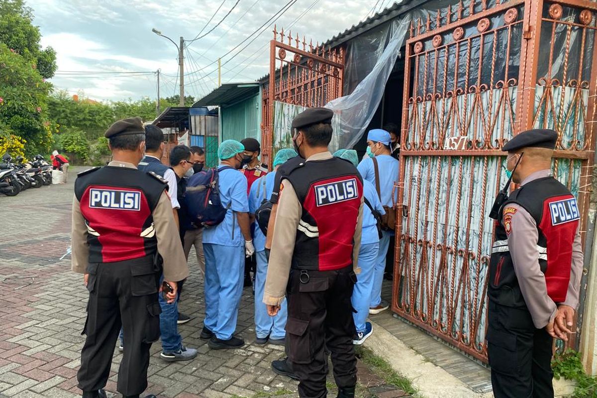 Polisi dan tim gabungan melakukan olah tempat kejadian perkara (TKP) di kawasan Kalideres, Jakarta Barat pada Rabu (16/11/2022). Upaya ini dilakukan guna menyelidiki kasus tewasnya satu keluarga secara misterius. 