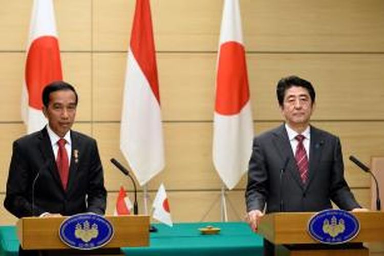 Presiden Indonesia Joko Widodo dan PM Jepang Shinzo Abe dalam jumpa pers bersama di Tokyo, Senin (23/3/2015). Presiden Joko Widodo melakukan lawatan sepekan ke Jepang dan China untuk meningkatkan kerja sama khususnya di bidang investasi.