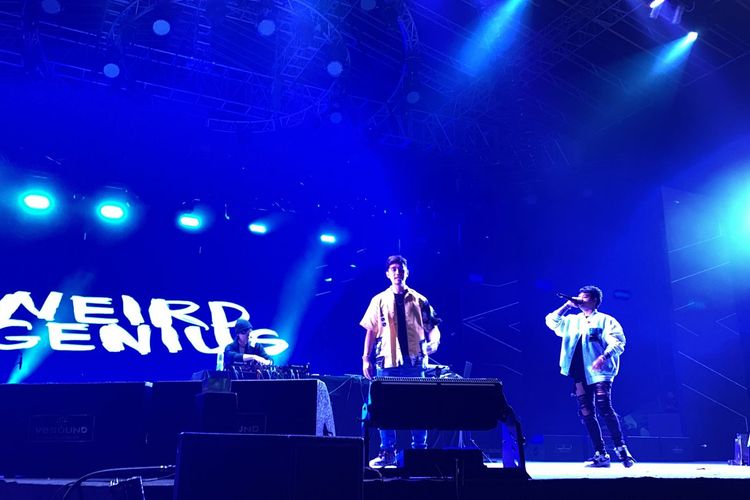 Grup musik Weird Genius membuka penampilan di panggung utama konser Jakarta Fair 2022, Jumat (1/7/2022), di Kemayoran, Jakarta Pusat.