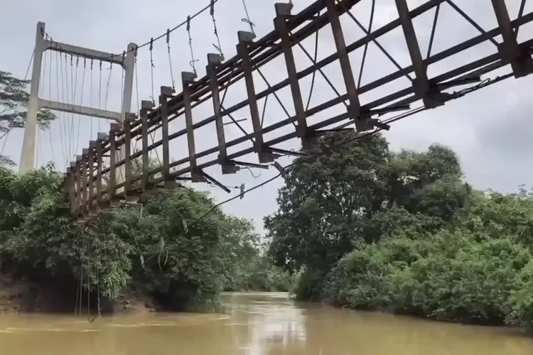 4 Bulan Jembatan di Lampung Putus Tanpa Perbaikan, Anak-anak Terpaksa Bergelantungan ke Sekolah