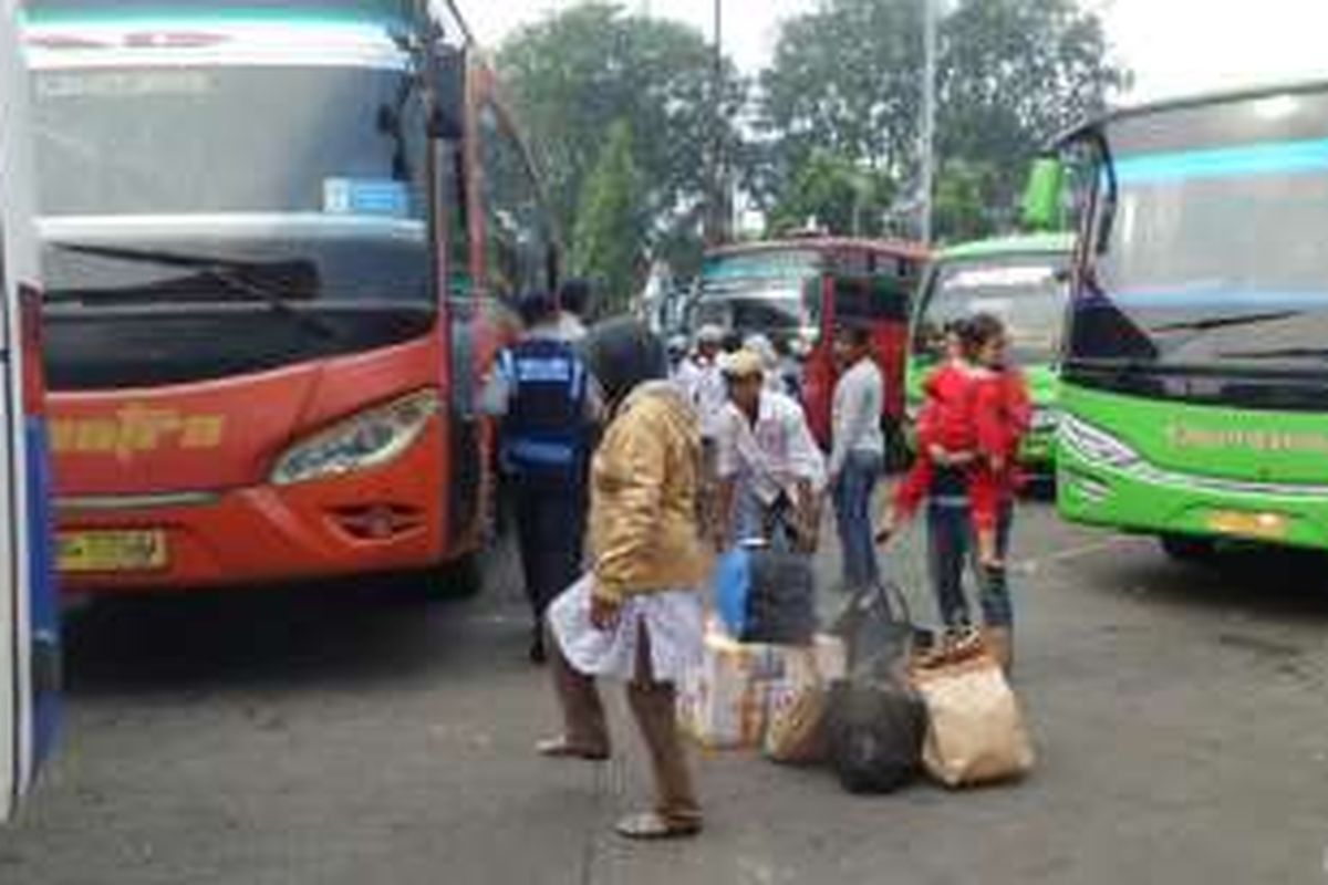 Penumpang baru turun dari bus asal Sumatera di Terminal Kalideres, Jakarta Barat, Minggu (10/7/2016).
