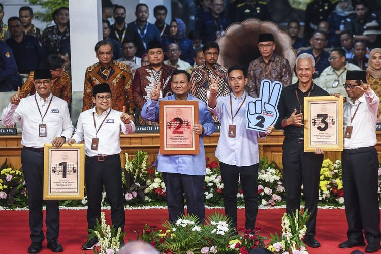 Hasil akhir quick count Pilpres 2024. Calon presiden dan calon wakil presiden dari Koalisi Perubahan Anies Baswedan (kiri) dan Muhaimin Iskandar (kedua kiri), Capres dan Cawapres dari Koalisi Indonesia Maju Prabowo Subianto (ketiga kiri) dan Gibran Rakabuming Raka (ketiga kanan), serta Capres dan Cawapres Ganjar Pranowo (kedua kanan) dan Mahfud MD (kanan) berfoto bersama dengan menunjukkan nomor hasil undian pada Rapat Pleno Terbuka Pengundian dan Penetapan Nomor Urut Pasangan Capres dan Cawapres Pemilu Tahun 2024 di Gedung KPU, Jakarta, Selasa (14/11/2023). Pasangan Capres dan Cawapres dari Koalisi Perubahan Anies Baswedan dan Muhaimin Iskandar mendapat nomor urut satu, untuk pasangan Capres dan Cawapres dari koalisi Indonesia Maju Prabowo Subianto dan Gibran Rakabuming Raka mendapatkan nomor urut dua sedangkan untuk pasangan Capres dan Cawapres Ganjar Pranowo dan Mahfud Md mendapat nomor urut tiga.