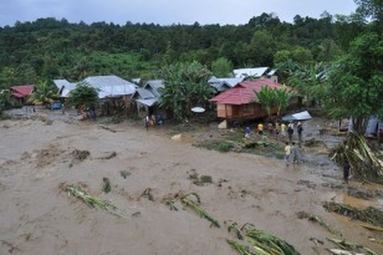 BANJIR BESAR - Puluhan rumah warga di Kolaka Utara diterjang banjir akibat meluapnya sungai Balandete. Sebagian rumah warga rata dengan tanah.