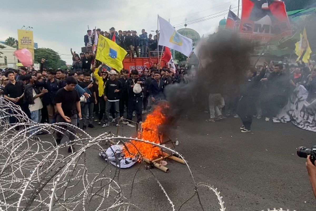 Proses bakar keranda di Kantor DPRD Jatim, Senin (17/2/2025).