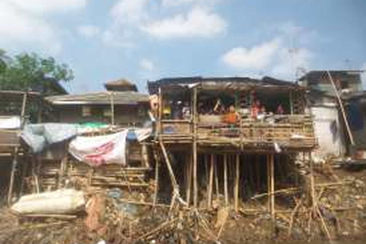 Permukiman kumuh yang ada di sepanjang bantaran Sungai Ciliwung.