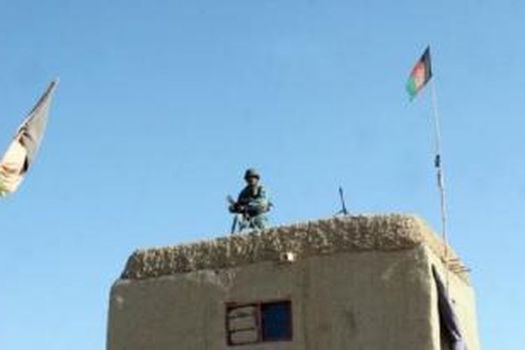 Seorang prajurit Afganistan berjaga-jaga di titik pemeriksaan di distrik Nad Ali, Provinsi Helmand, Afghanistan, 22 Desember 2015.