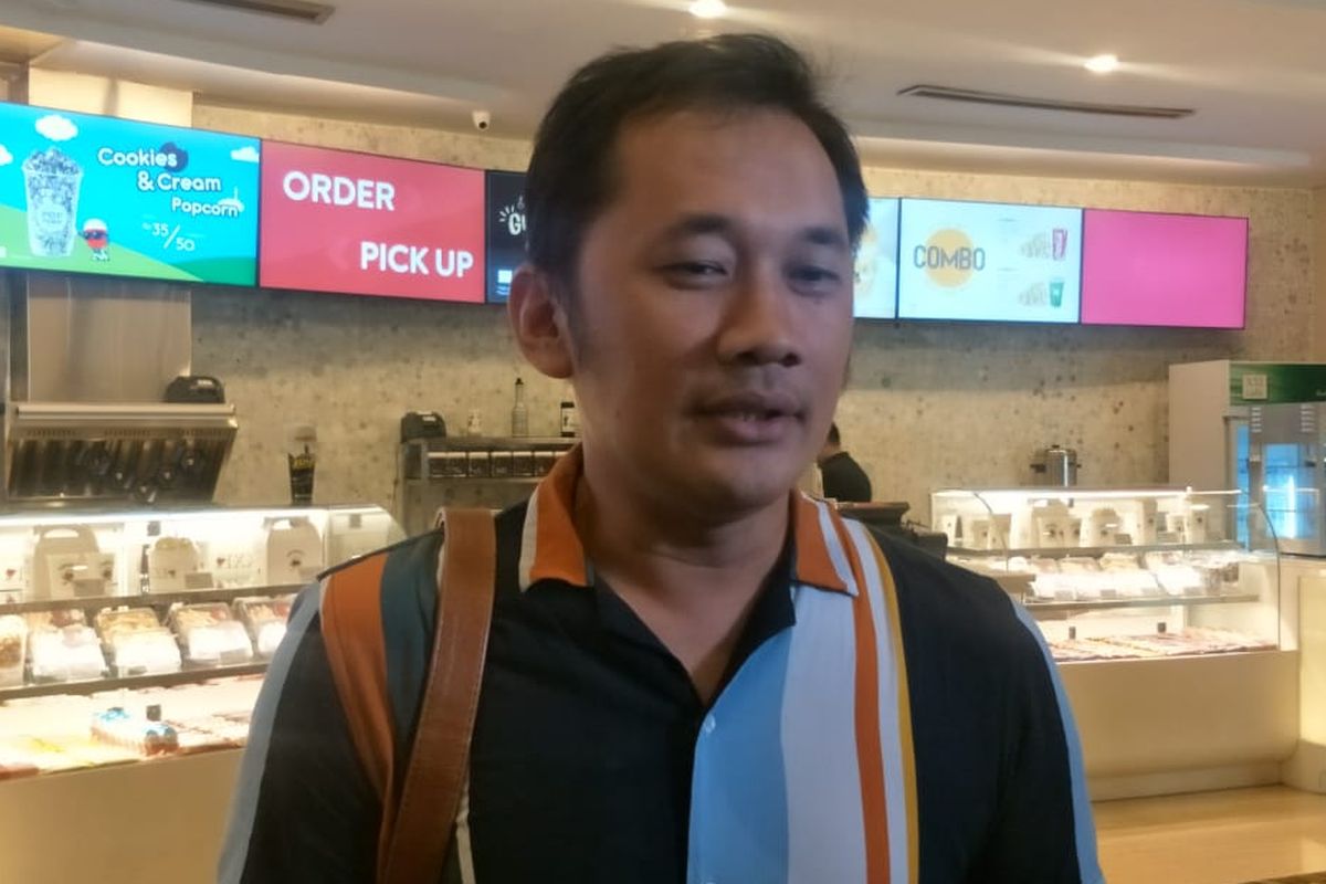 Hanung Bramantyo diwawancarai usai jumpa pers poster dan trailer film Habibie & Aiunun 3, di XXI Epicentrum, Kuningan, Jakarta Selatan, Kamis (26/9/2019).