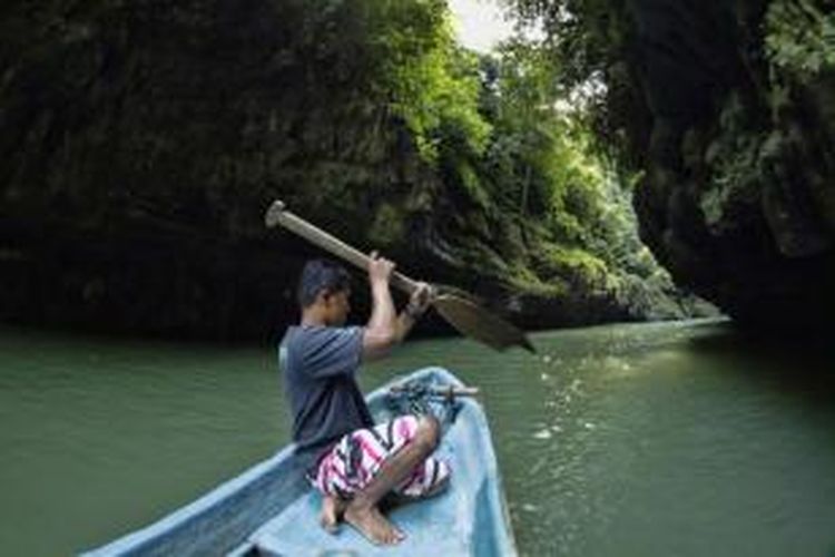 Pemandangan obyek wisata Green Canyon, Cijulang, Pangandaran, Jawa Barat, Sabtu (4/5/2013). Obyek wisata ini menawarkan keindahan dinding bebatuan yang ditutupi lumut dan wisatawan dapan menikmatinya dengan menyusuri sungai menggunakan perahu.