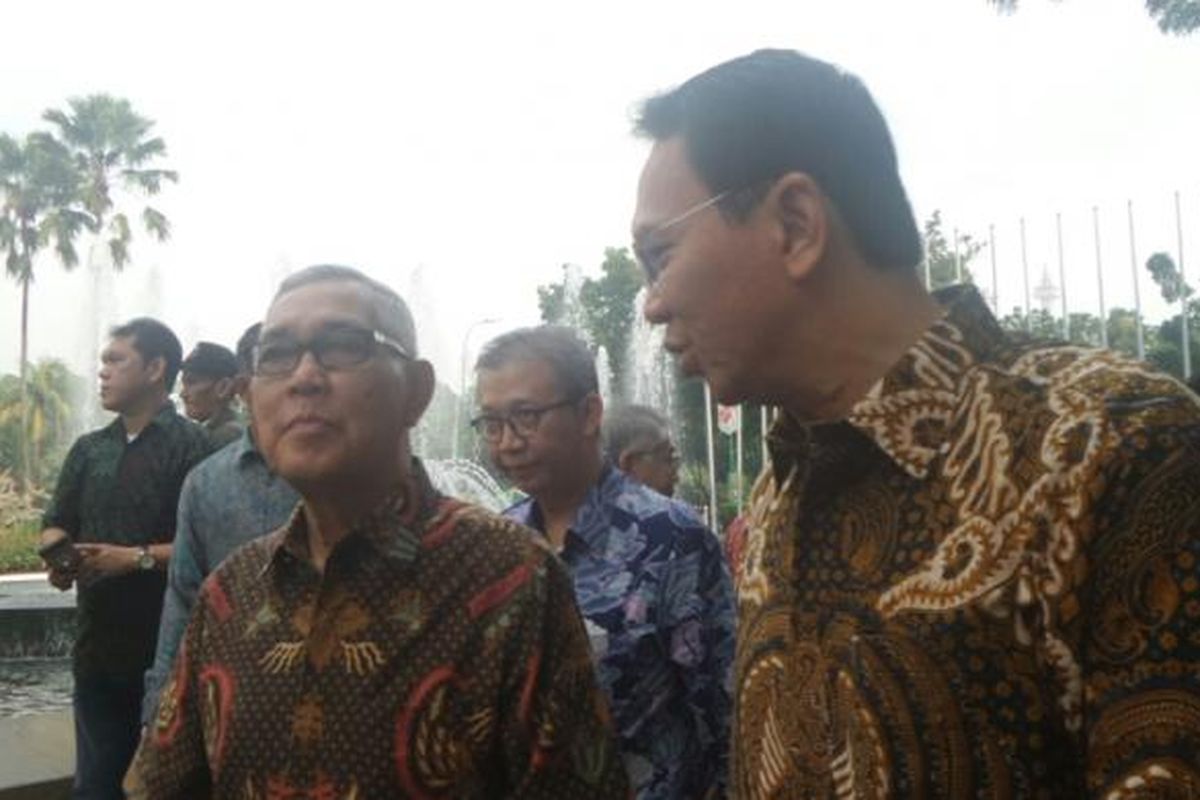 Gubernur DKI Jakarta Basuki Tjahaja Purnama bersama mantan Wakil Presiden ke-6 RI Try Sutrisno di Balai Kota DKI Jakarta, Jumat (3/3/2017). 