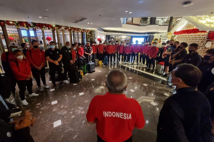 Duta Besar (Dubes) Indonesia untuk Singapura Suryopratomo melepas kepulangan timnas Indonesia ke Tanah Air di Hotel Orchard Road, Minggu (2/1/2022).
