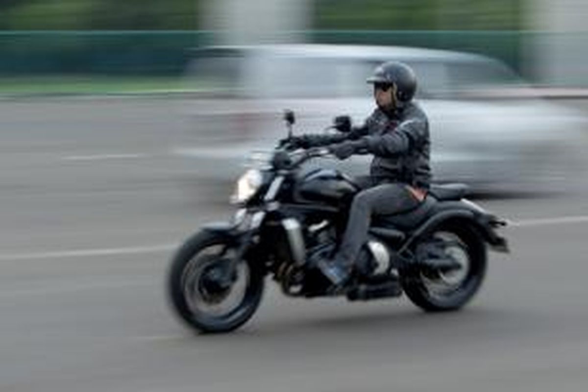 Motor Kawasaki Vulcan S saat diuji coba di kawasan Parkir Timur Senayan, Jakarta, Senin (30/11/2015). Sepeda motor bergenre cruiser dengan mesin 650cc dua silinder ini dijual dengan harga sekitar Rp 167 juta on the road.