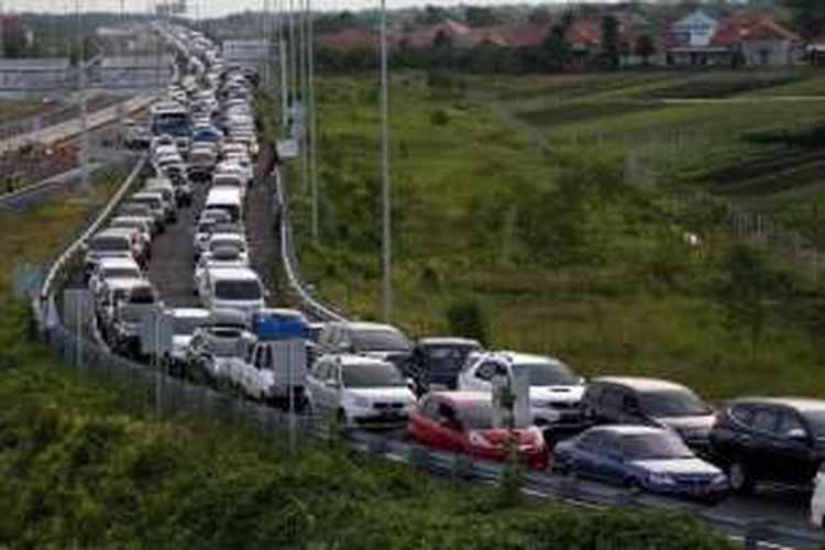 Kemacetan mengular sepanjang 18 kilometer di ruas tol Pejagan - Brebes Timur, Jawa Tengah, Jumat (01/07/2016). Puncak arus mudik diperkirakan terjadi pada H-3 lebaran. 