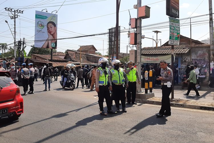 Anggota Kepolisian saat mengatur arus lali lintas di Simpang Tiga Kolombo