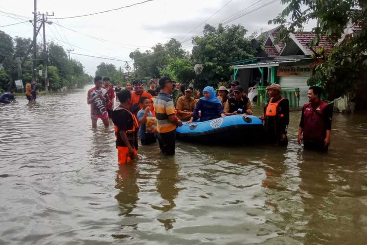 Khofifah Indar Parawansa menyusuri wilayah Dusun Beluk, Desa Jombok, Kecamatan Kesamben, Kabupaten Jombang, Jawa Timur, yang dilanda banjir, Selasa (10/12/2024).