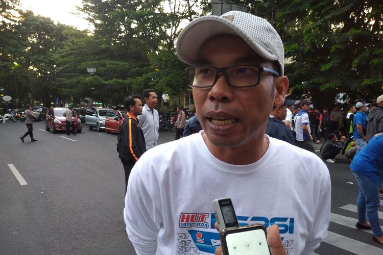 Ketua KSPSI Jabar, Roy Jinto saat ditemui di sela aksi unjuk rasa buruh di depan Kantor DPRD Jabar, Jalan Diponegoro, Kota Bandung, Rabu (20/3/2024).